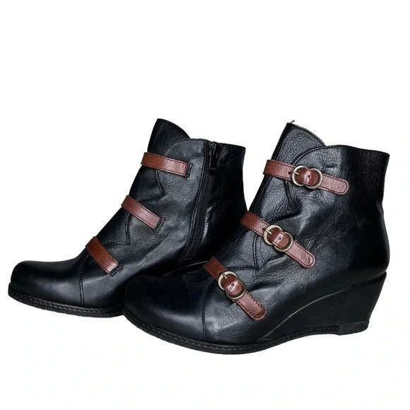 NWOT Eric Michael Lena Black Leather Wedge Ankle Bootie w/Buckles US 5.5/EU 36 - Picture 1 of 12